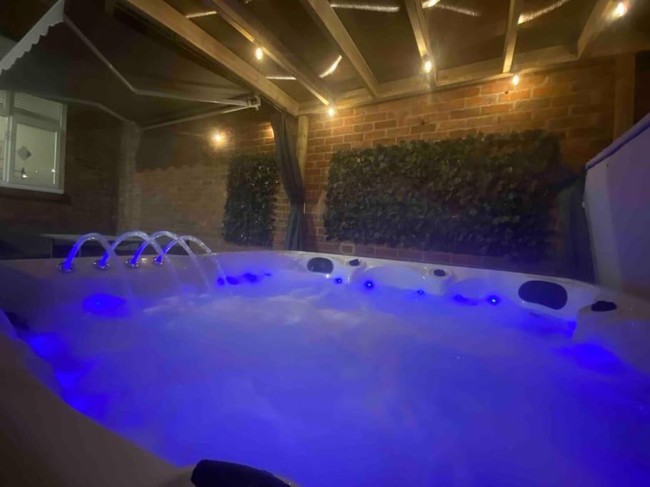 Hot Tub, Free Parking, Near Shops & Restaurants, Location 1M To City Jesmond 外观 照片